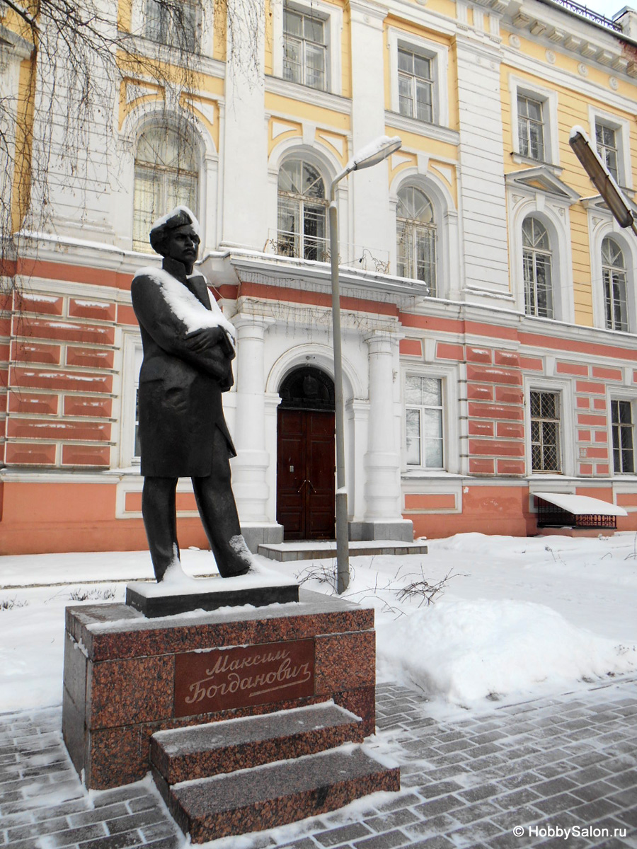 Памятник поэту Богдановичу в Ярославле