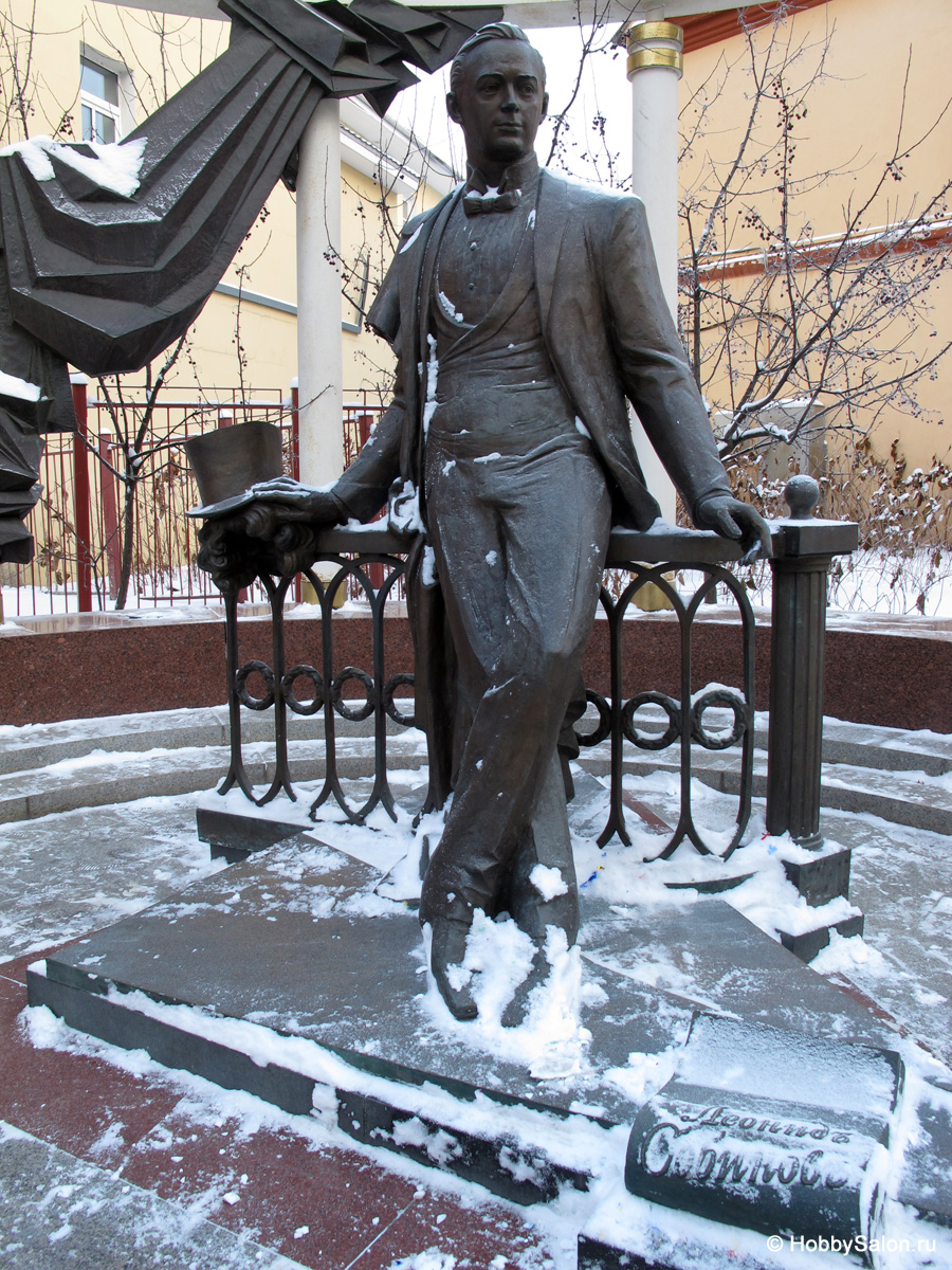 Памятник Леониду Собинову в Ярославле