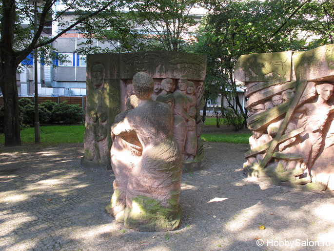 Памятник участникам демонстрации на Розенштрассе в Берлине