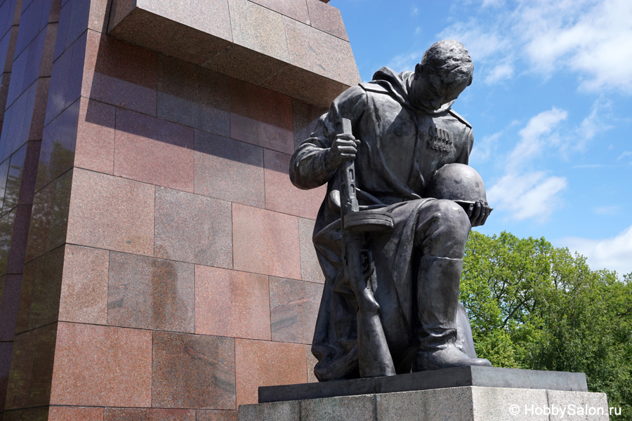 Советский военный мемориал и памятник Воину-освободителю в Трептов-парке