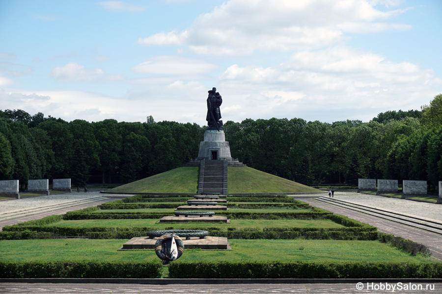 Советский военный мемориал и памятник Воину-освободителю в Трептов-парке