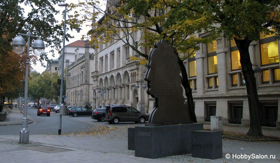Памятник Лейбницу
