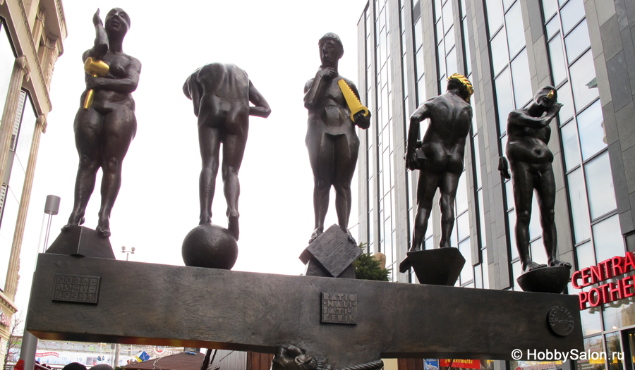 Скульптура «Несовременные современники» в Лейпциге
