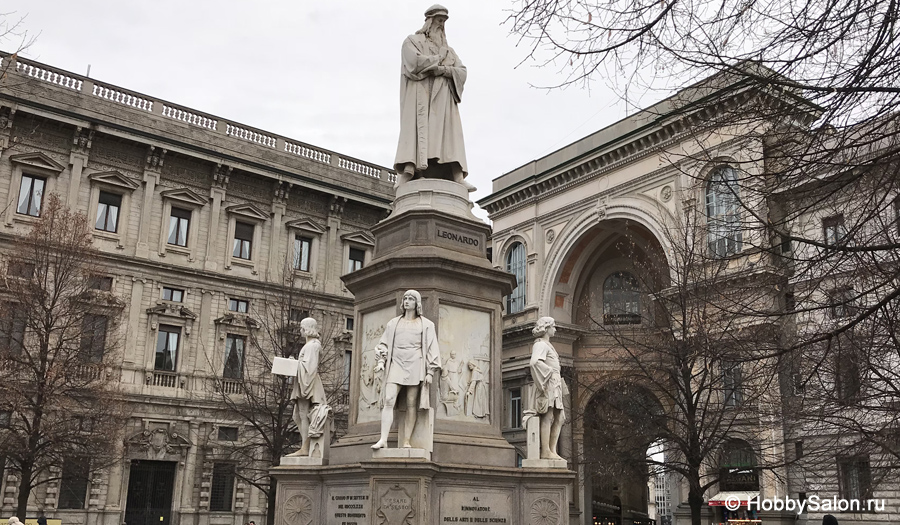 Памятник Леонардо да Винчи в Милане