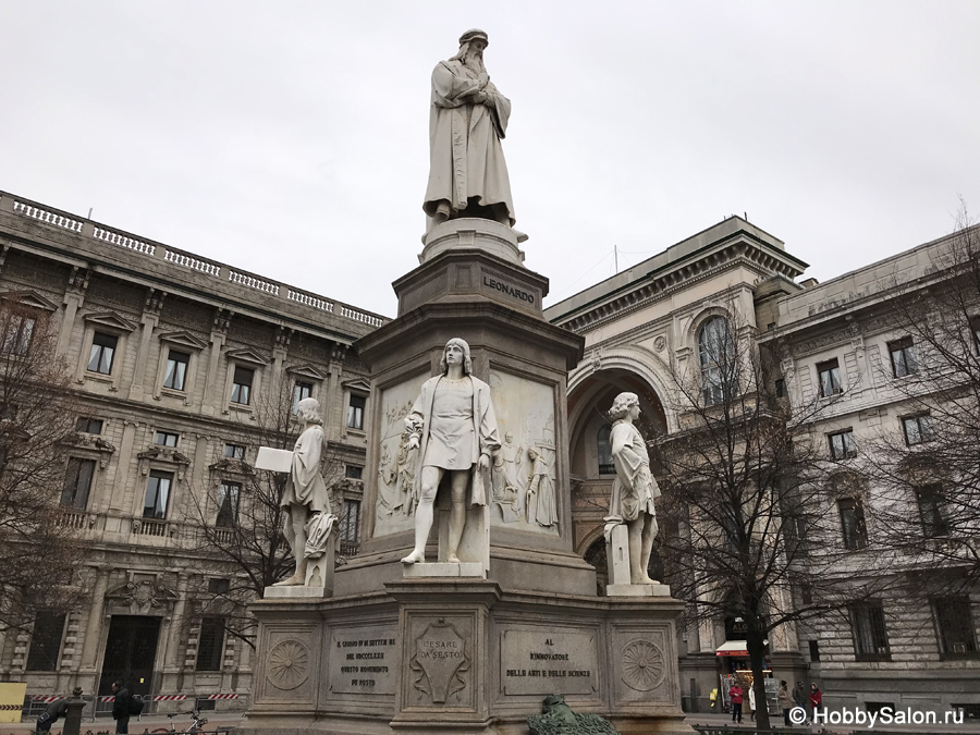 Памятник Леонардо да Винчи в Милане
