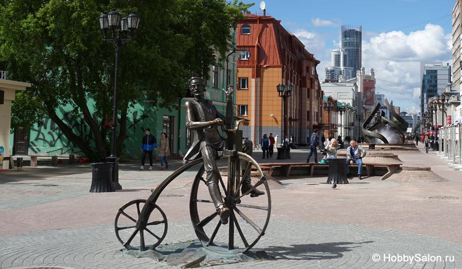 Памятник изобретателю велосипеда Ефиму Артамонову