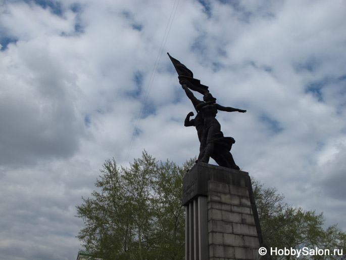 Памятник «Комсомолу Урала» в центре Екатеринбурга