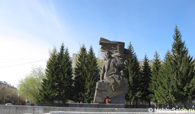 Памятник Н. И. Кузнецову на Уралмаше