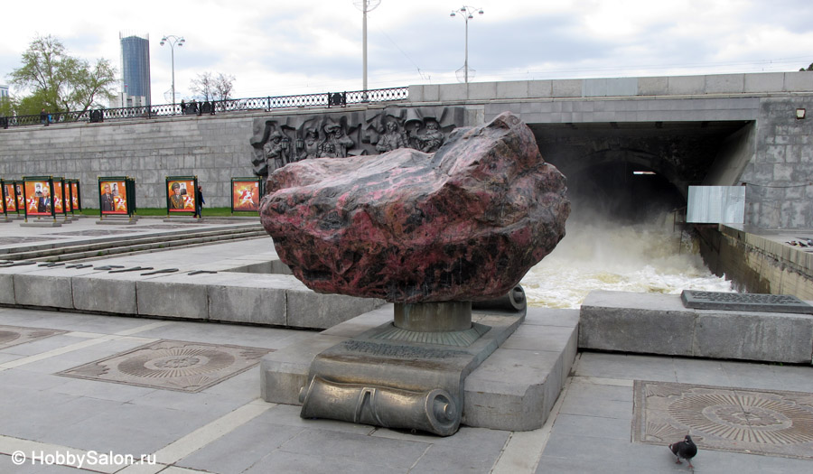 Большой камень (Родонит) на Плотинке
