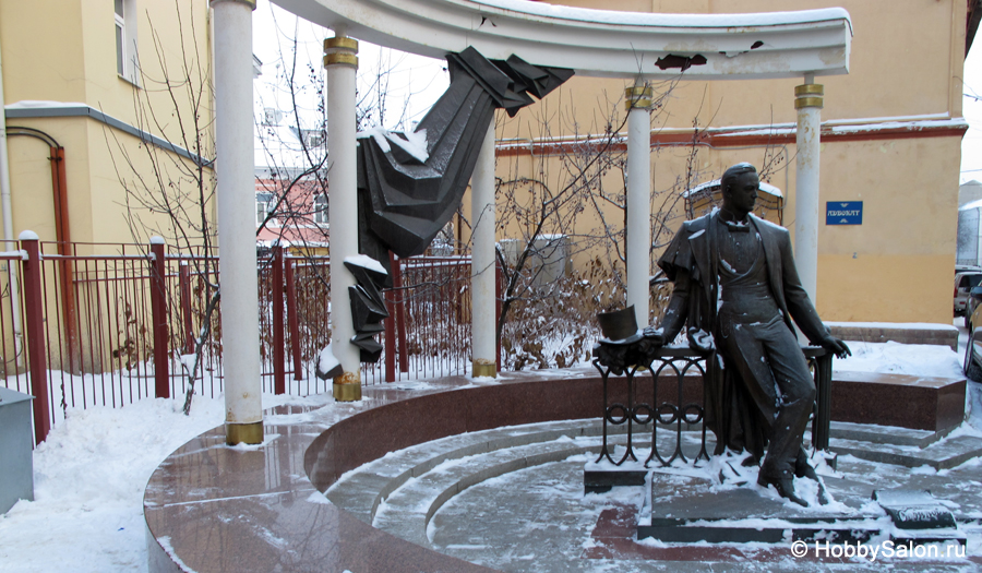 Памятник Леониду Собинову в Ярославле