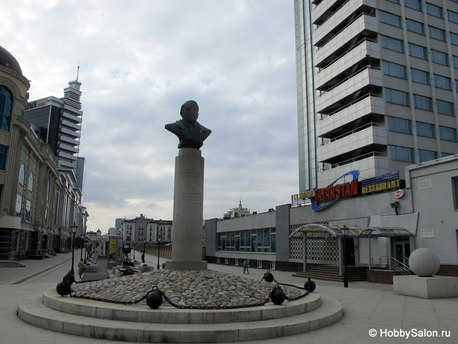 Памятник Гумилеву в Казани