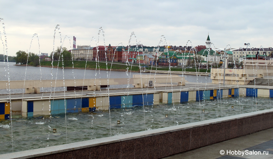 Каскад фонтанов на площади театра имени Камала