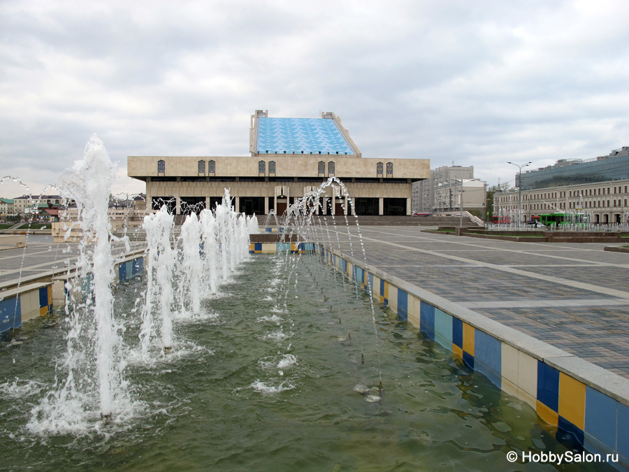 Каскад фонтанов на площади театра имени Камала