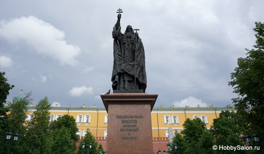 Памятник патриарху Ермогену