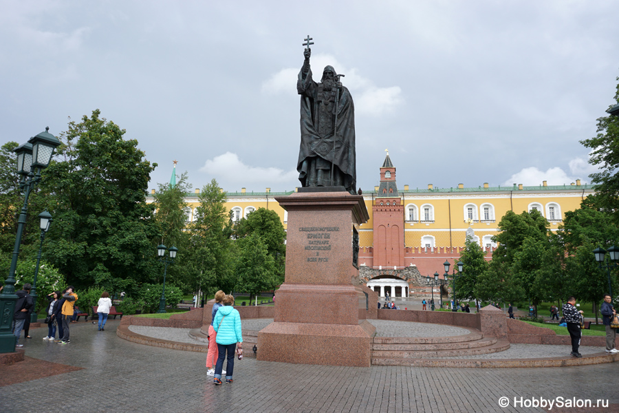 Памятник патриарху Ермогену