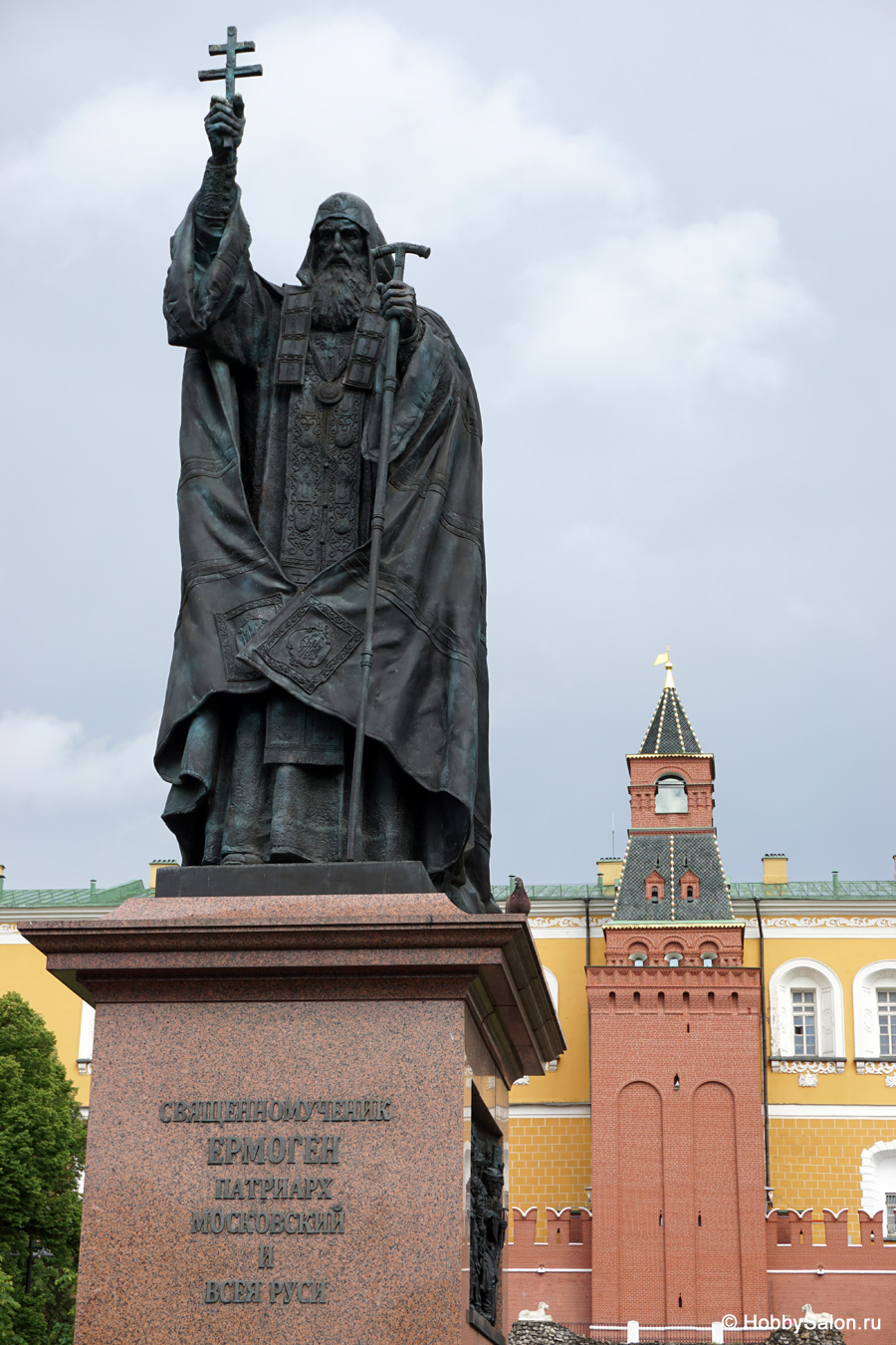 Памятник патриарху Ермогену