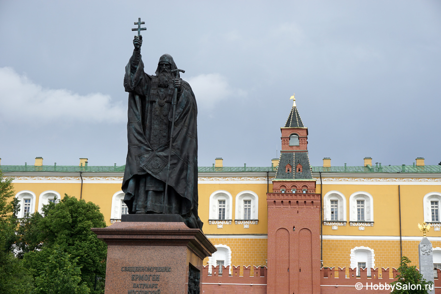 Памятник патриарху Ермогену