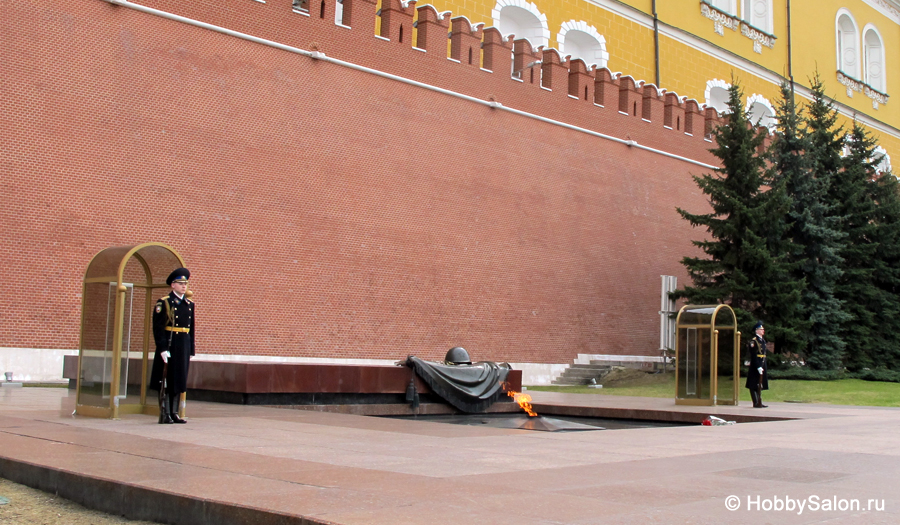 Вечный огонь на Могиле Неизвестного Солдата у Кремлевской стены