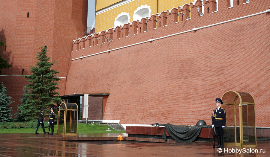 Вечный огонь на Могиле Неизвестного Солдата у Кремлевской стены