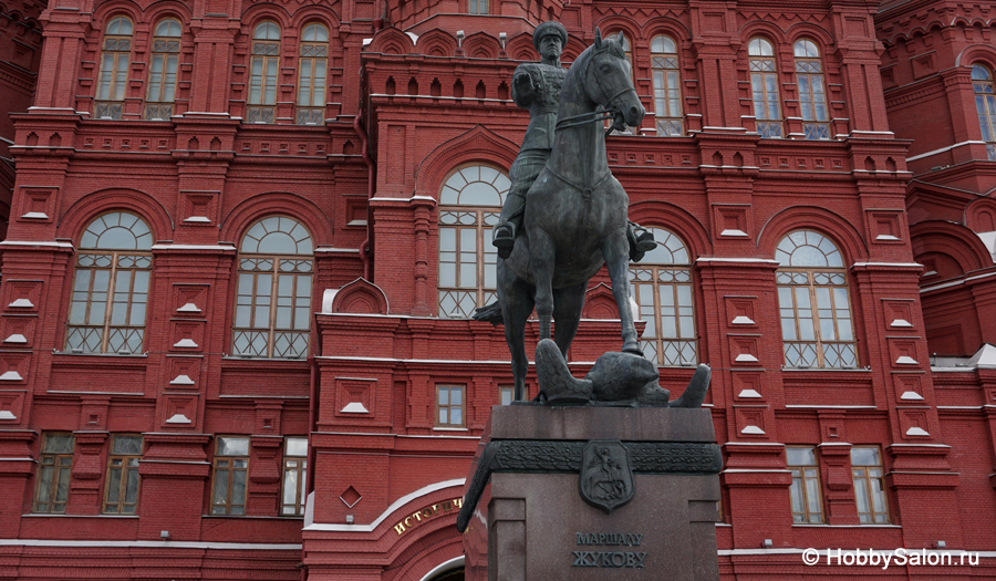 Памятник маршалу Жукову в Москве