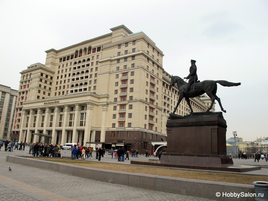 Памятник маршалу Жукову в Москве