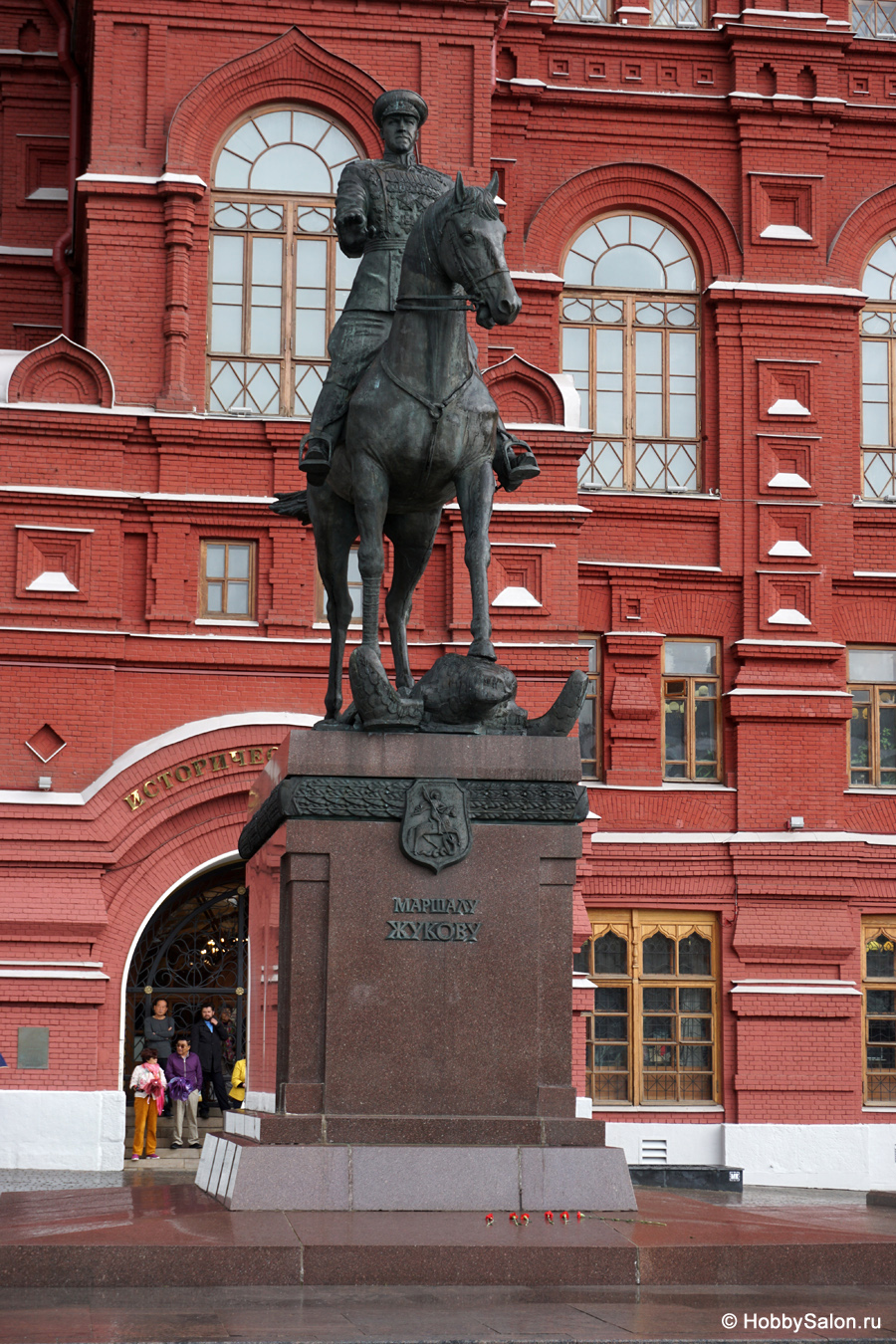 Памятник маршалу Жукову в Москве