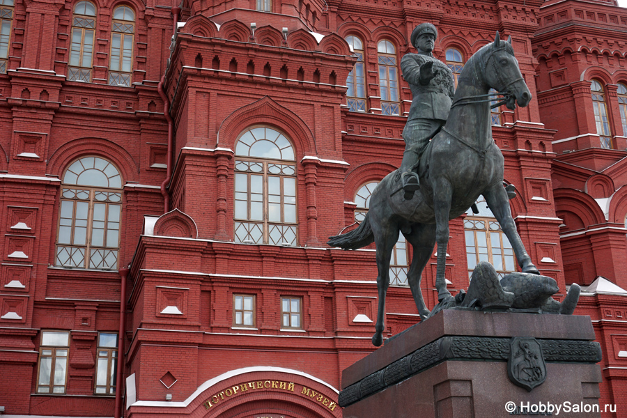 Памятник маршалу Жукову в Москве