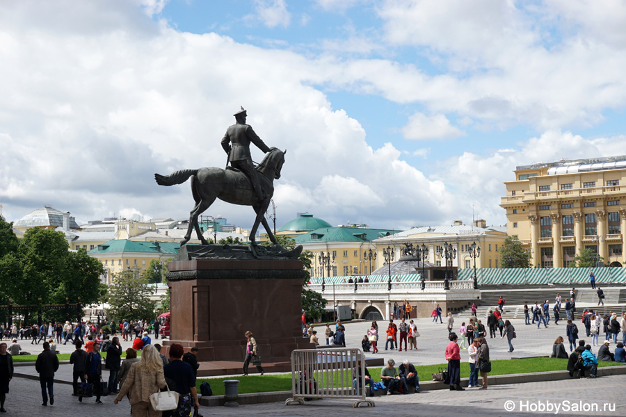 Памятник маршалу Жукову в Москве