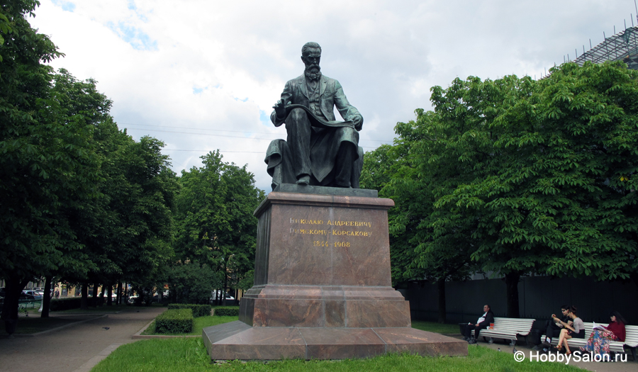 Памятник Римскому-Корсакову на Театральной площади