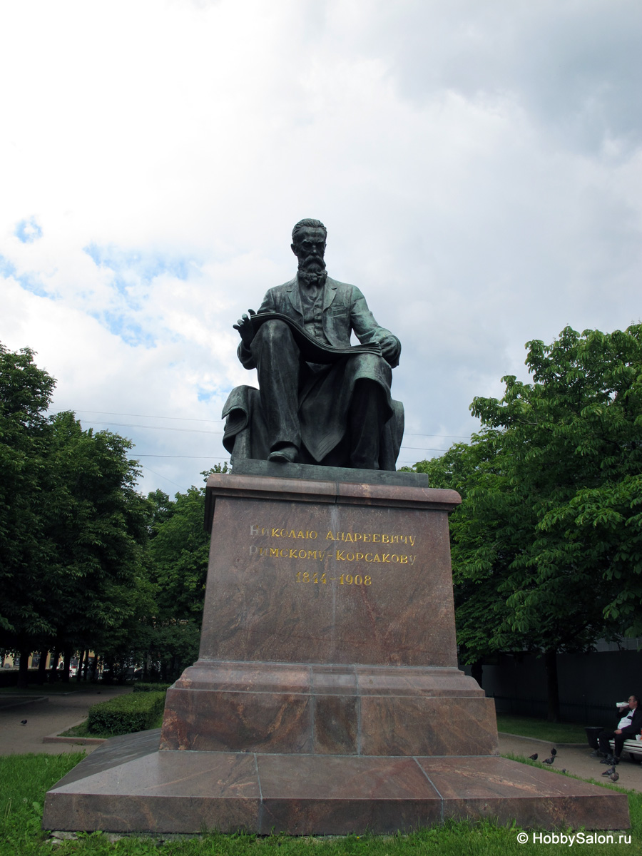 Памятник Римскому-Корсакову на Театральной площади