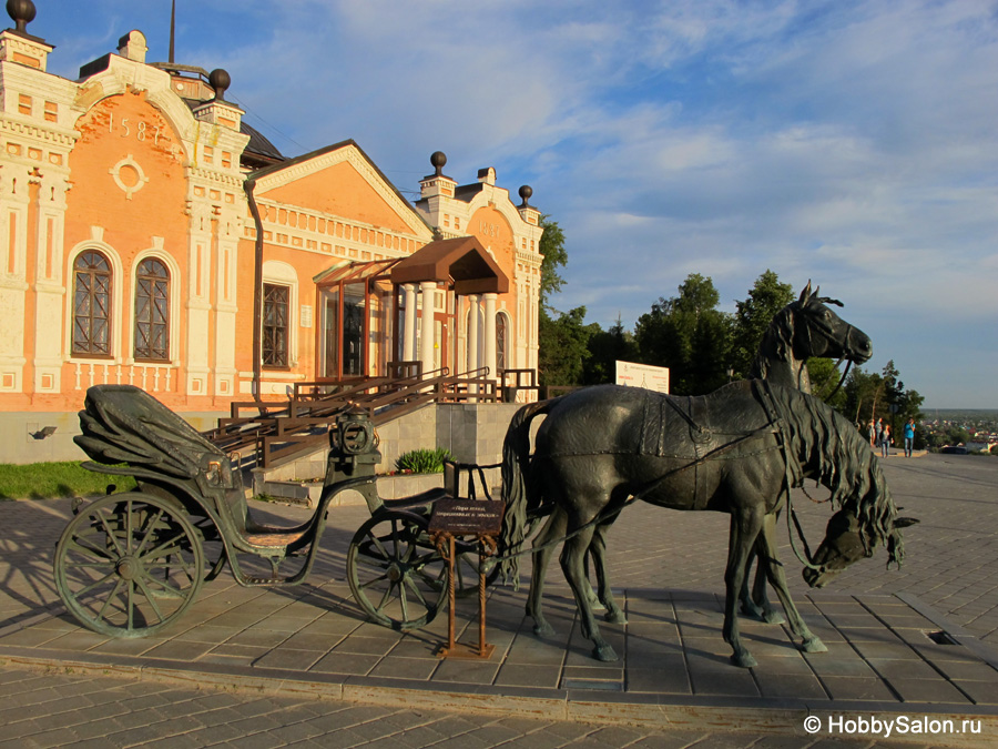 Пара коней, запряженных в экипаж